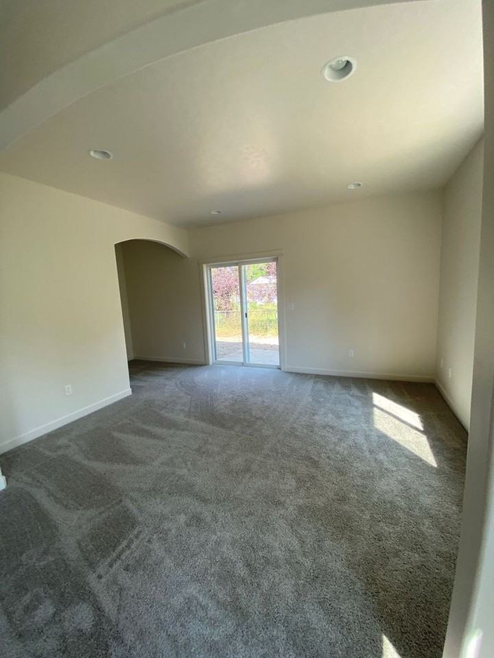 220 W Maple St - Photo 4 of 20