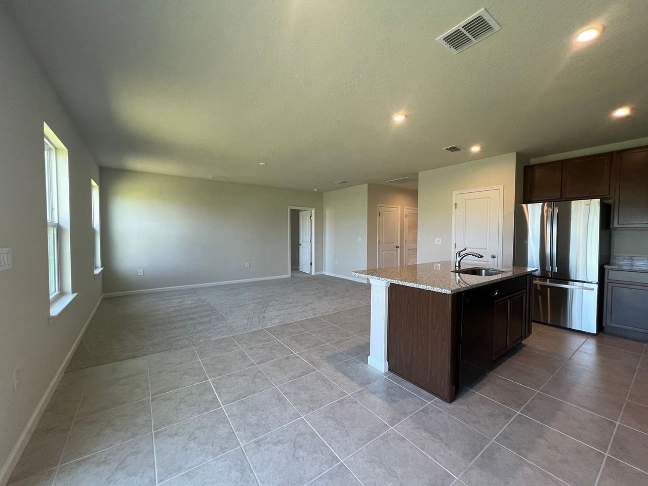 370 Crestwind Dr - Photo 4 of 26