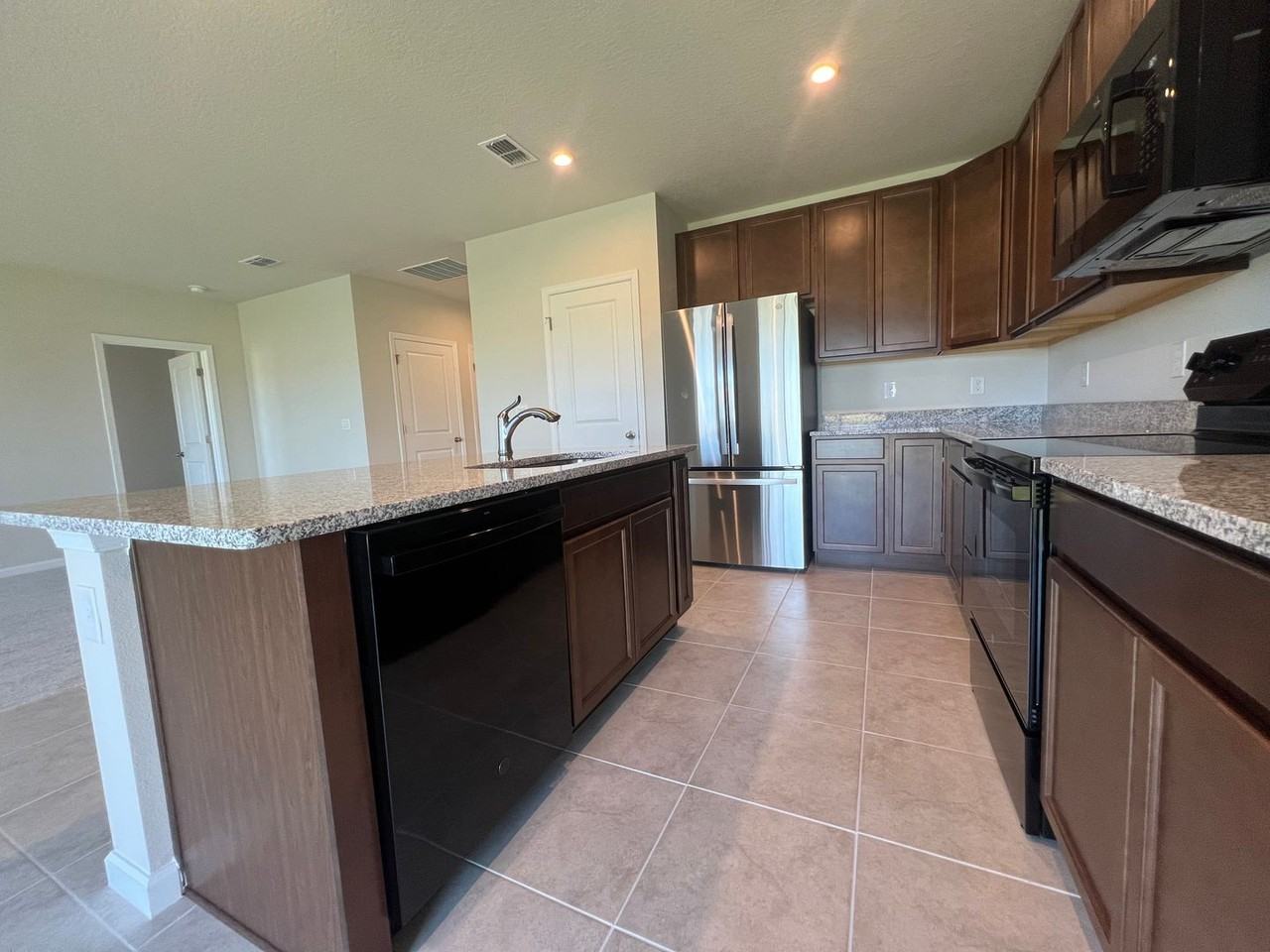 370 Crestwind Dr - Photo 5 of 26