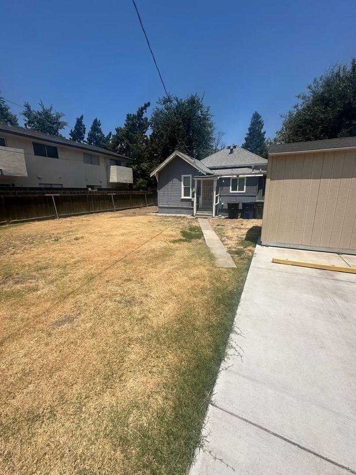 617 15th St - Photo 5 of 11