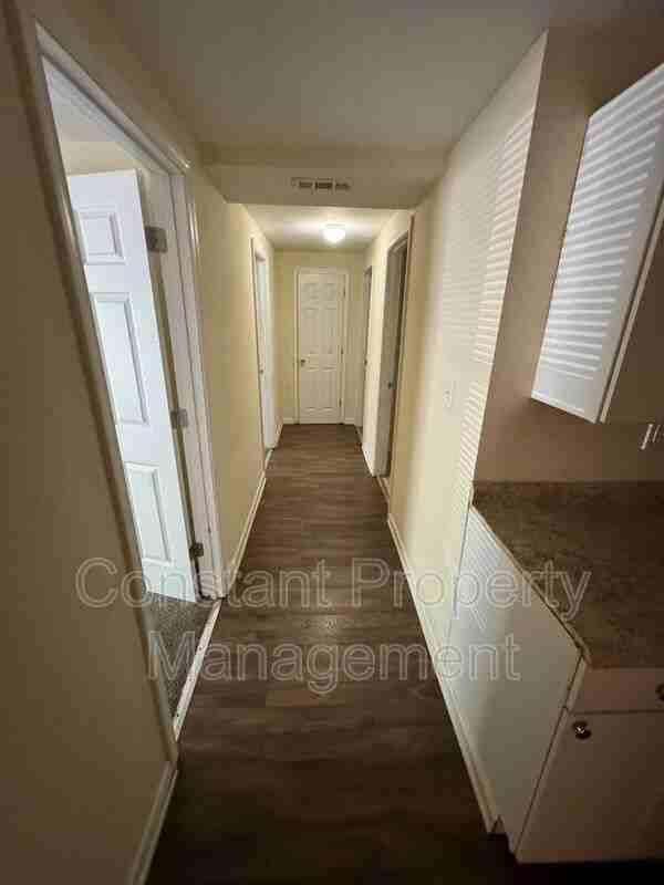 618 W Poplar St #A - Photo 2 of 8