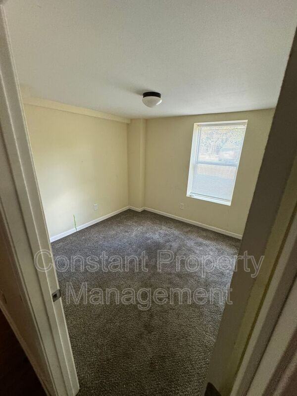 618 W Poplar St #A - Photo 3 of 8