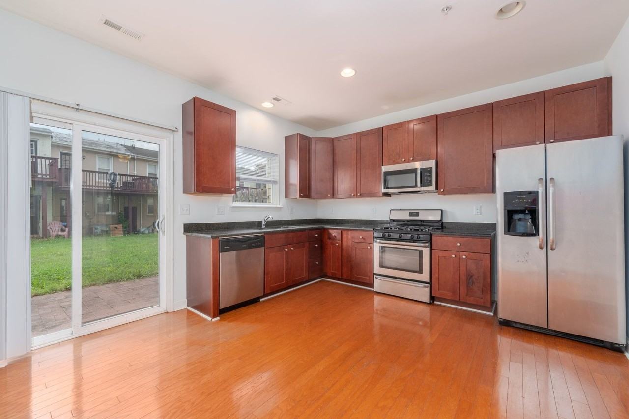 1628 Light St - Photo 7 of 27