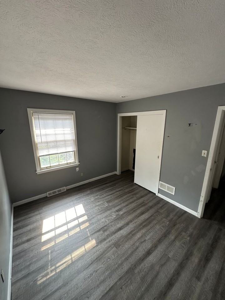 104 S Michigan St - Photo 3 of 7