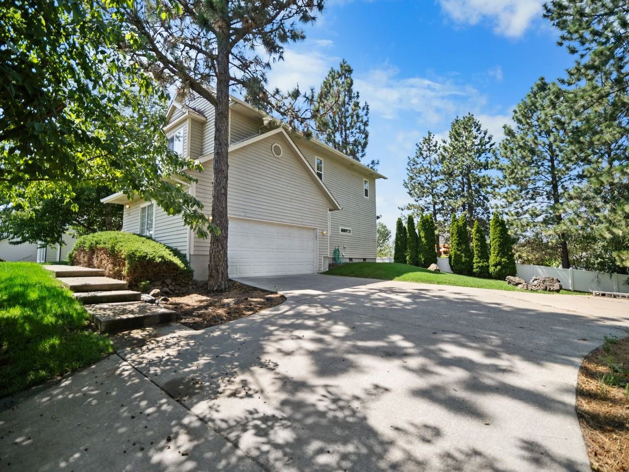 2116 S Scenic Blvd - Photo 2 of 36