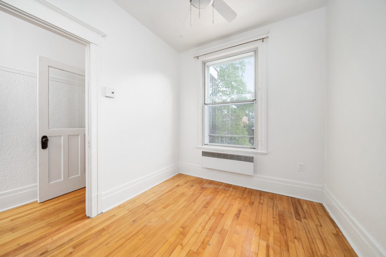 8452 Rue Lajeunesse - Photo 2 of 14