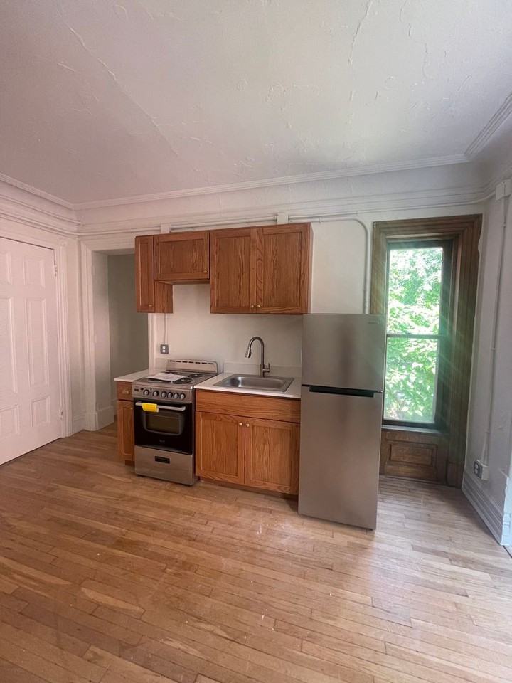 223 E Ferry Street - Photo 3 of 22
