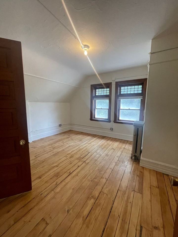 223 E Ferry Street - Photo 4 of 22