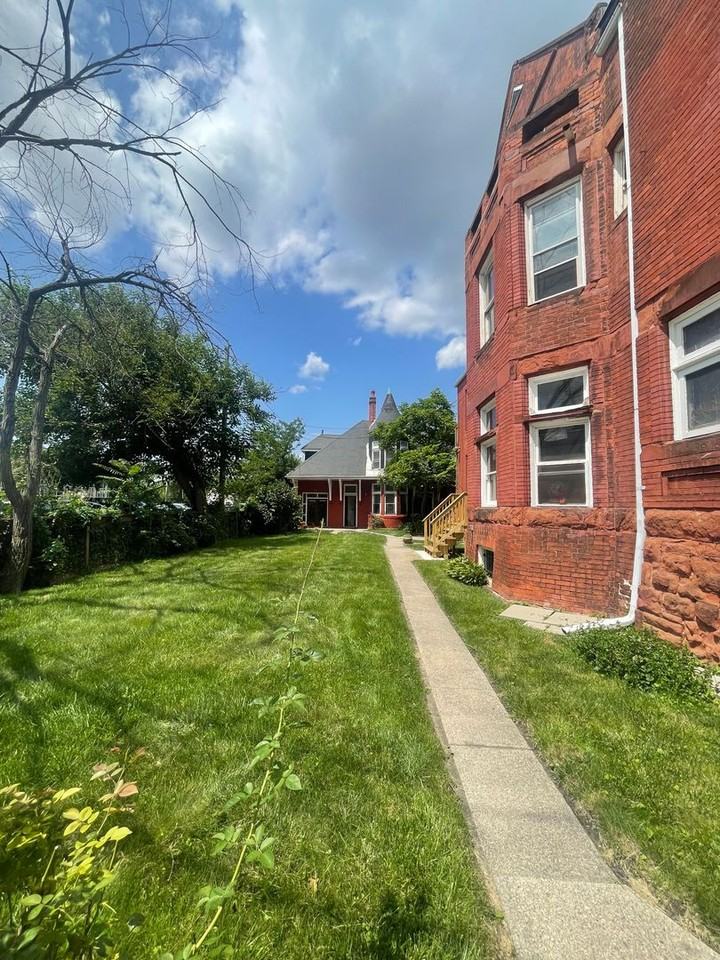 223 E Ferry Street - Photo 6 of 22