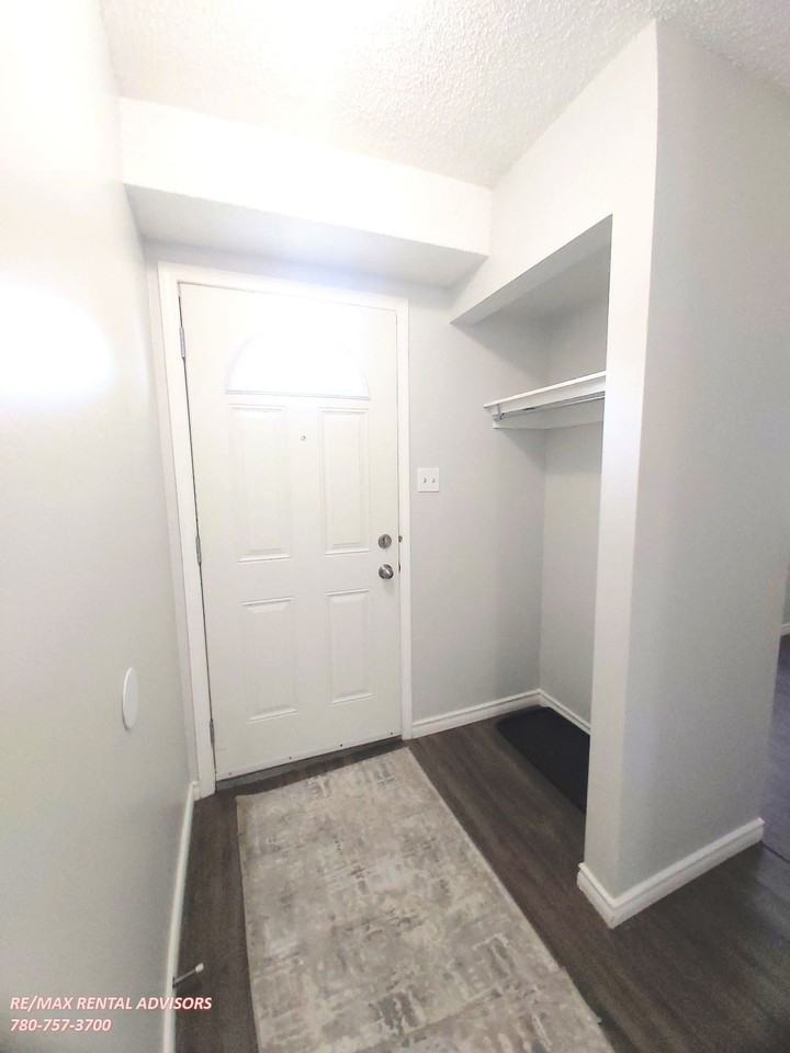 9F Clareview Villge Nw - Photo 3 of 16