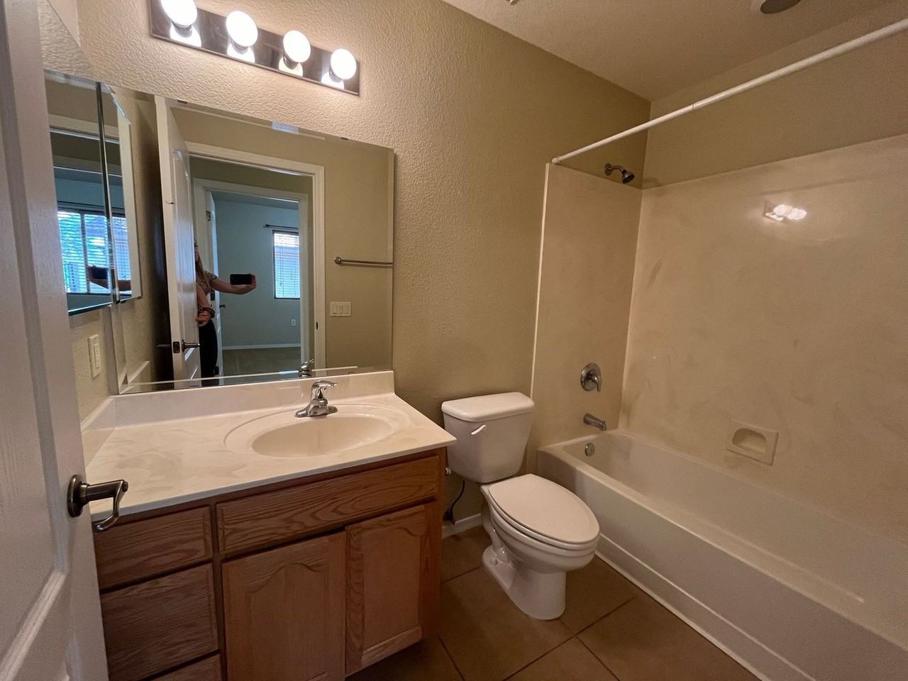 4413 Redwood St - Photo 3 of 17