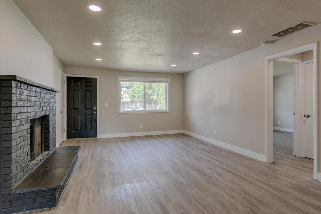 5876 N Streamside Pl - Photo 3 of 26