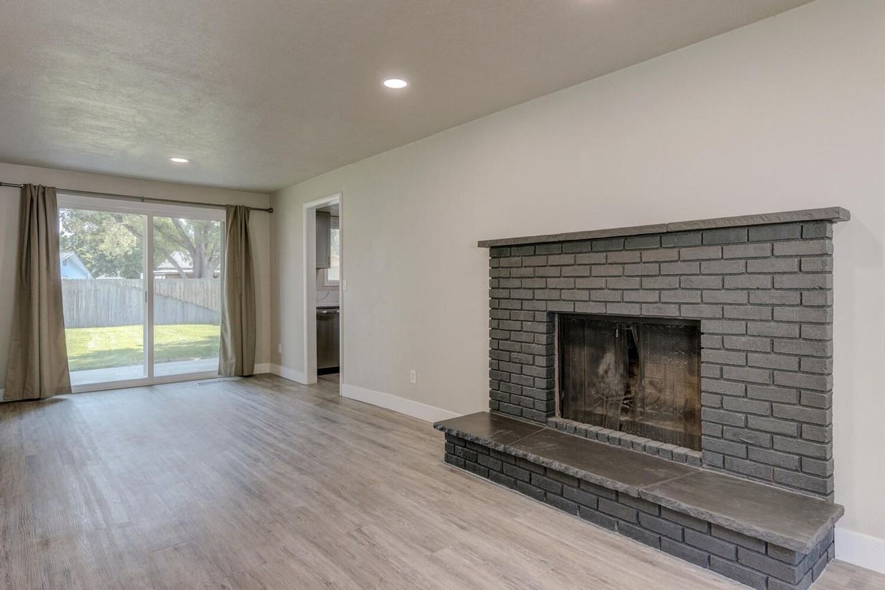 5876 N Streamside Pl - Photo 4 of 26