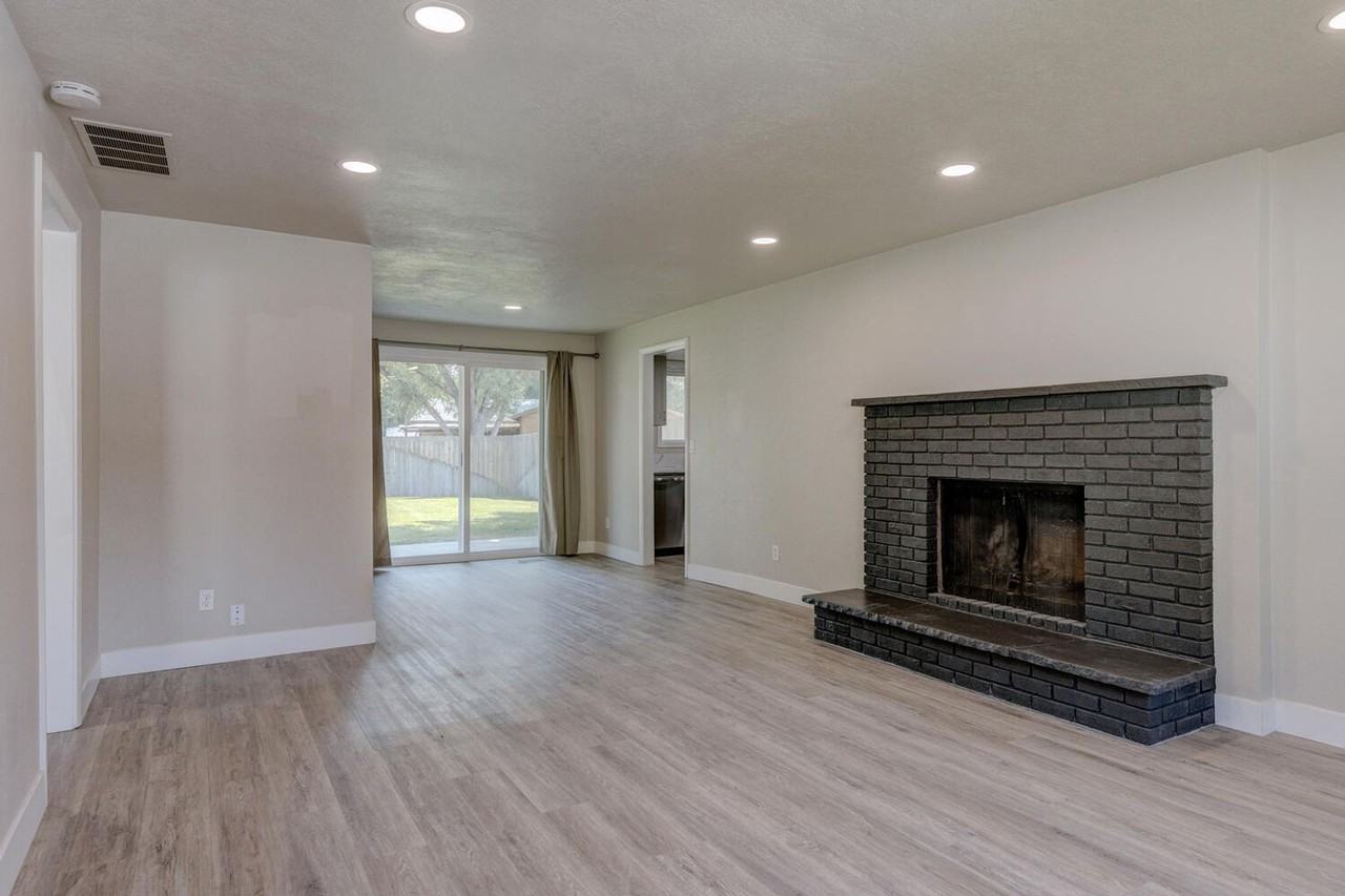 5876 N Streamside Pl - Photo 6 of 26