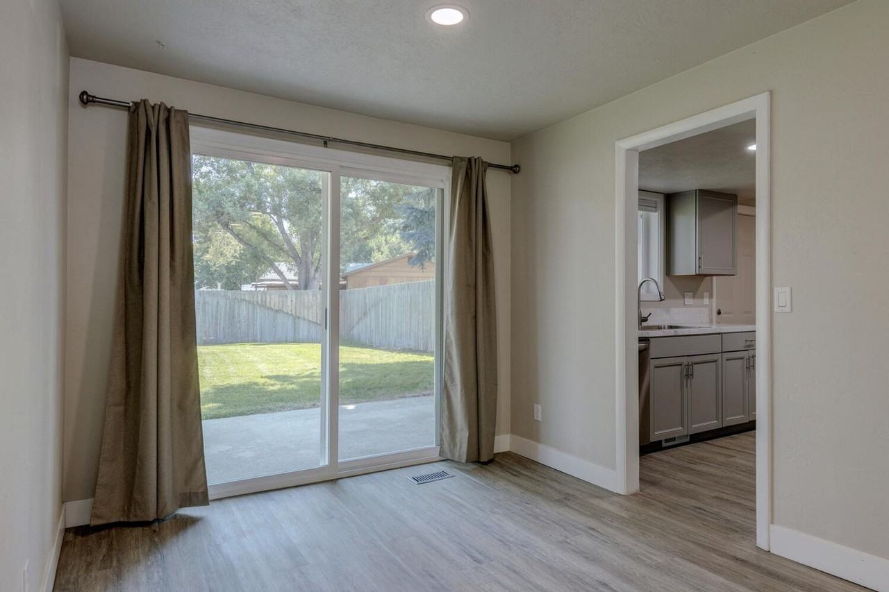 5876 N Streamside Pl - Photo 7 of 26