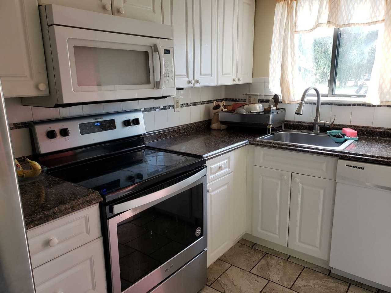 31 Regis Dr - Photo 3 of 10