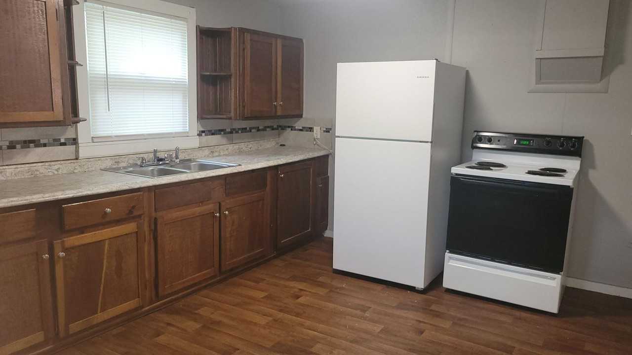 1014 W 3rd St - Photo 3 of 11