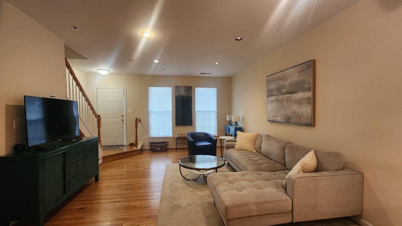5060 Donovan Dr - Photo 3 of 21
