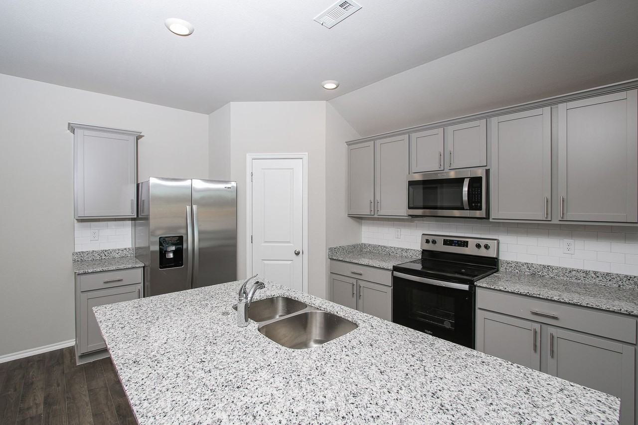 606 Comanche Dr - Photo 5 of 27