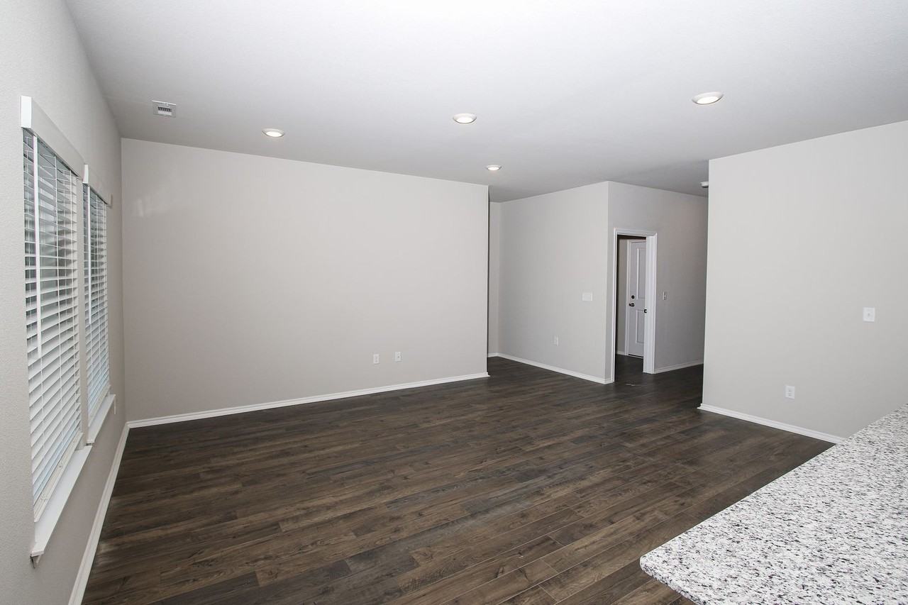 606 Comanche Dr - Photo 2 of 27