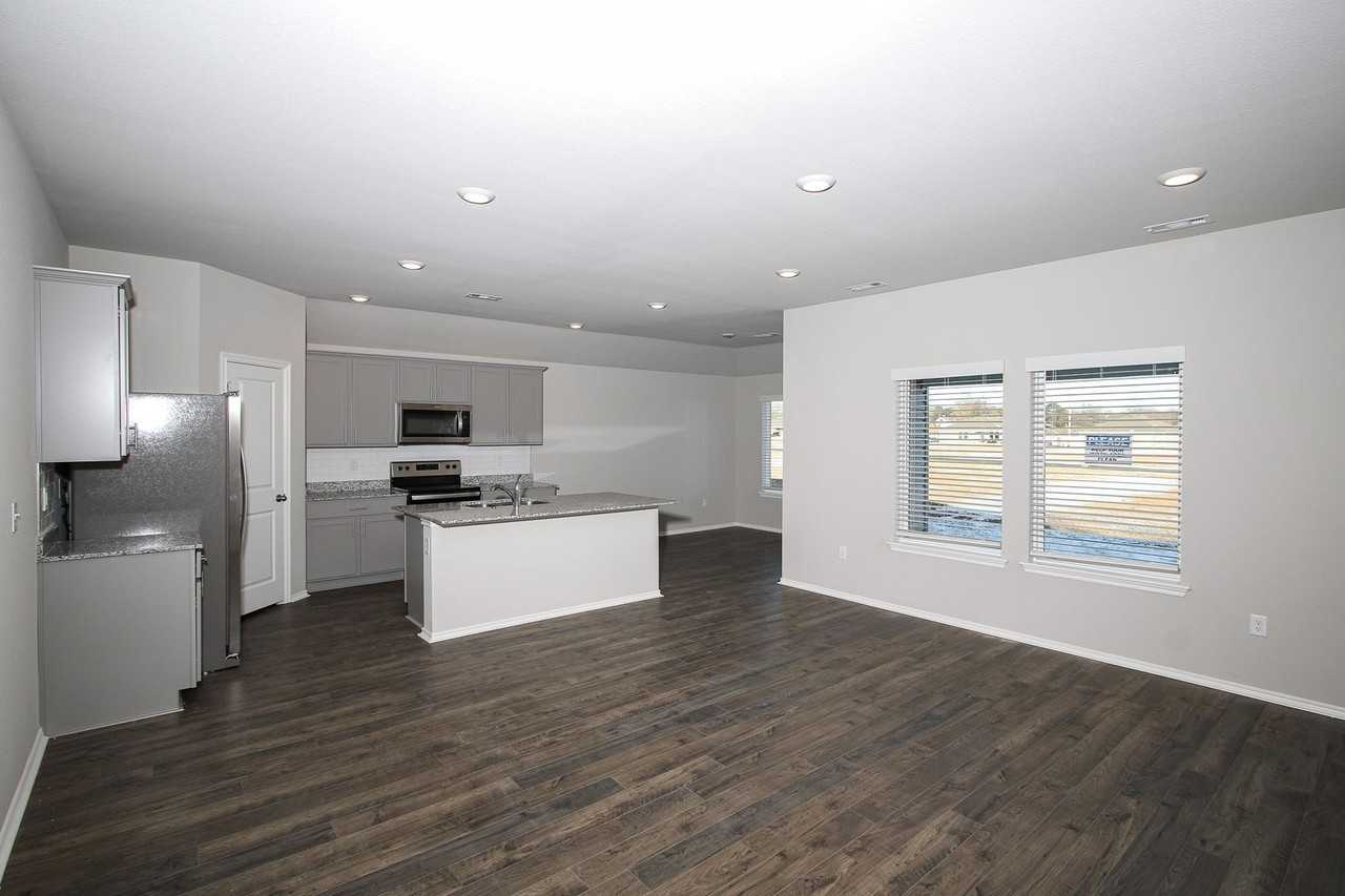 606 Comanche Dr - Photo 3 of 27