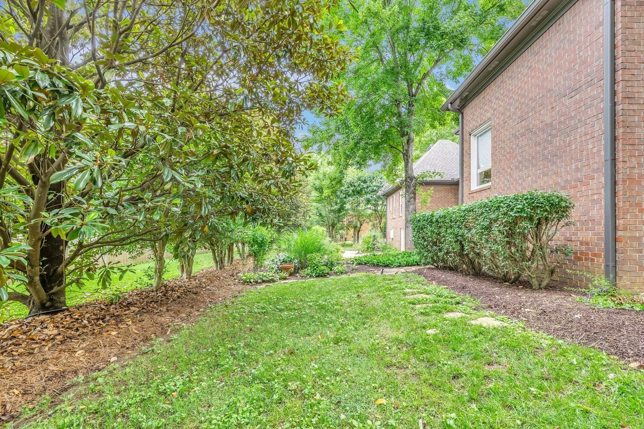 729 Harrow Ln - Photo 3 of 50