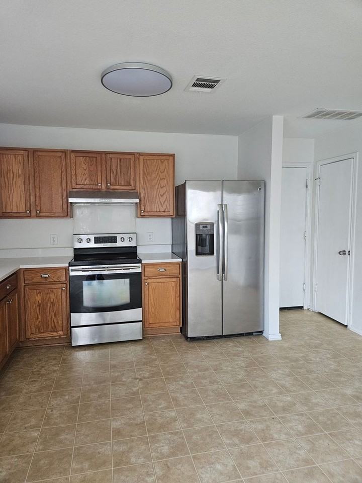 13400 Coomes Dr - Photo 5 of 34