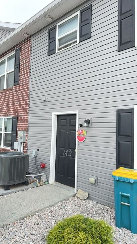 142 Delano Dr - Photo 2 of 41