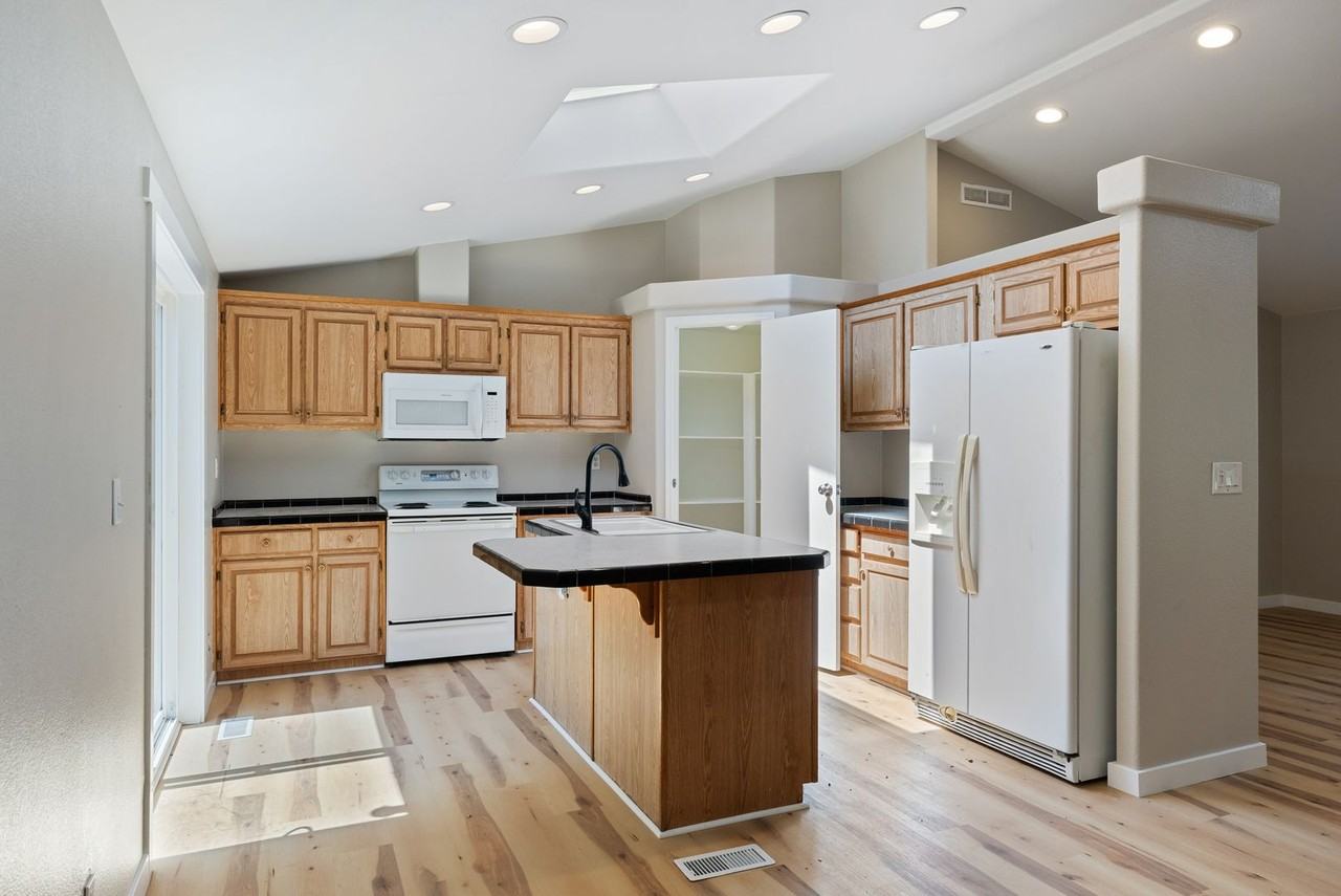 6401 Se 143rd Ct - Photo 2 of 37