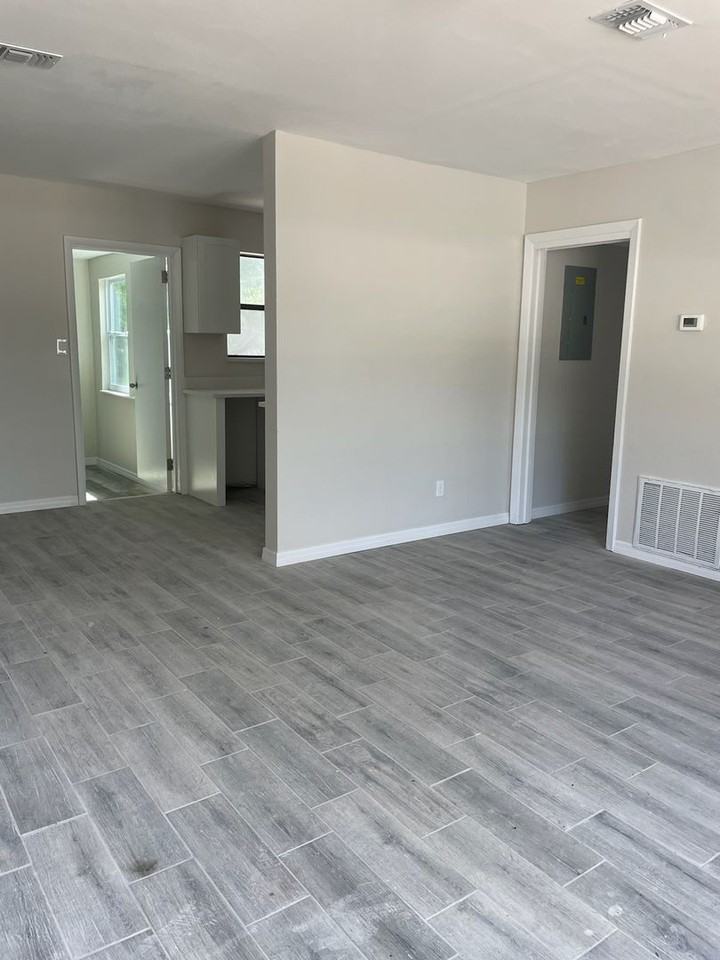 1049 Hickory Ln - Photo 2 of 9