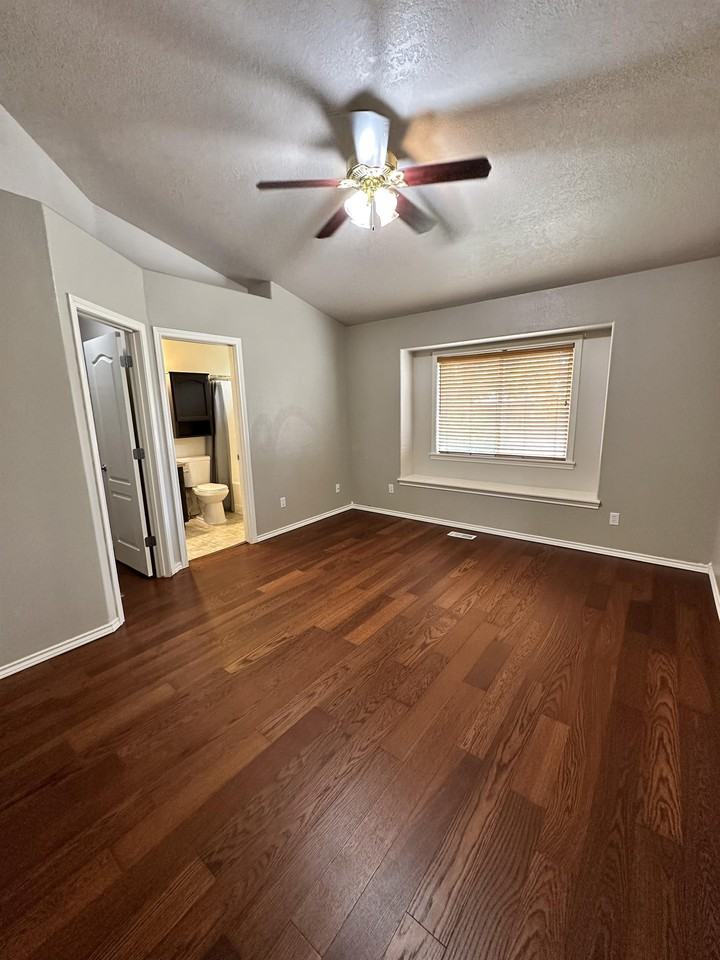 689 E Huckleberry Ct - Photo 2 of 14