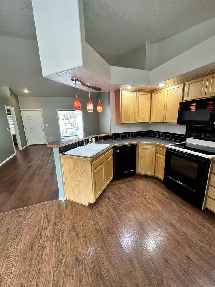 689 E Huckleberry Ct - Photo 3 of 14