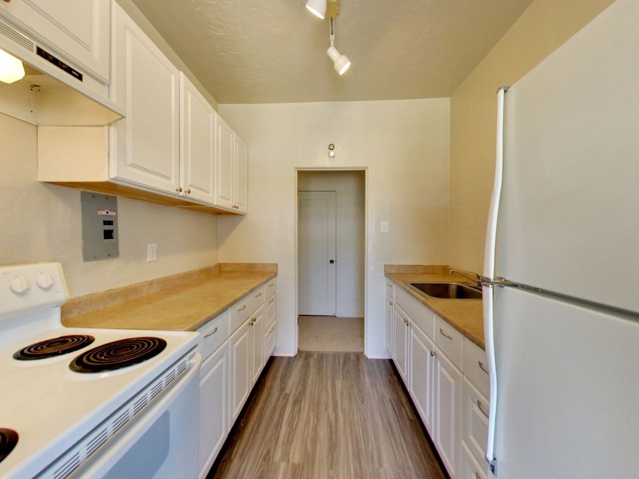 611 E 20th St - Photo 6 of 19