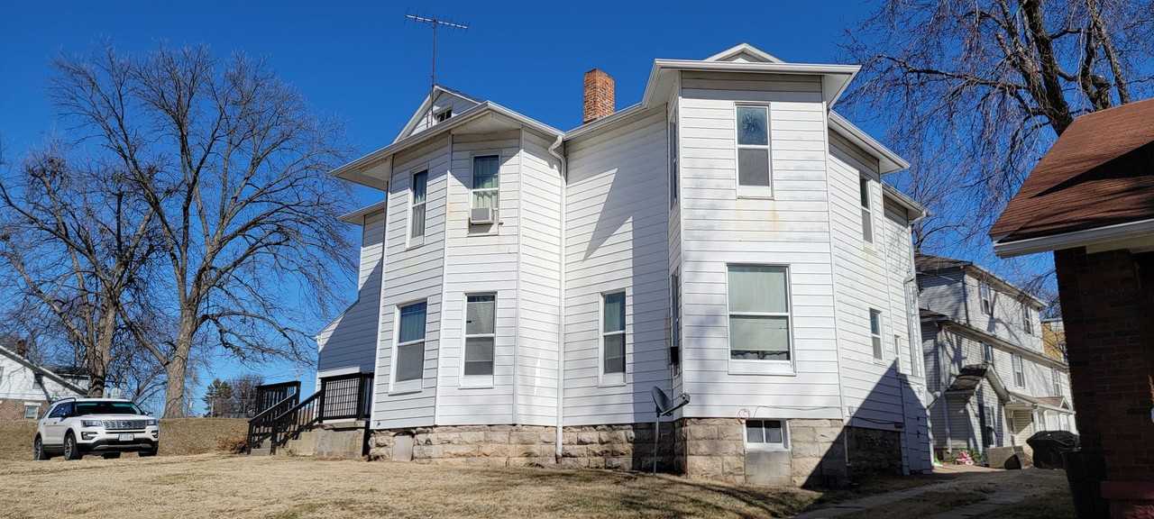 402 Center St - Photo 2 of 7