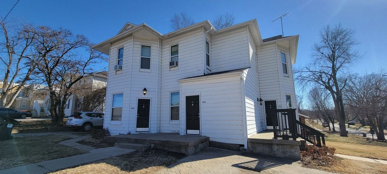 402 Center St - Photo 3 of 7