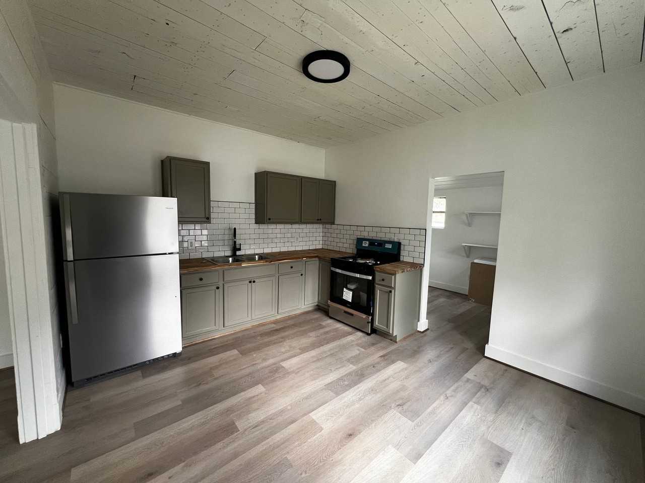 909 N 10th St - Photo 2 of 14