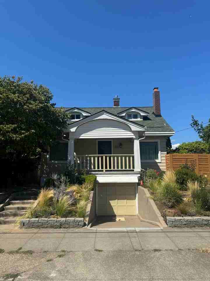 2031 N Killingsworth St - Photo 2 of 25