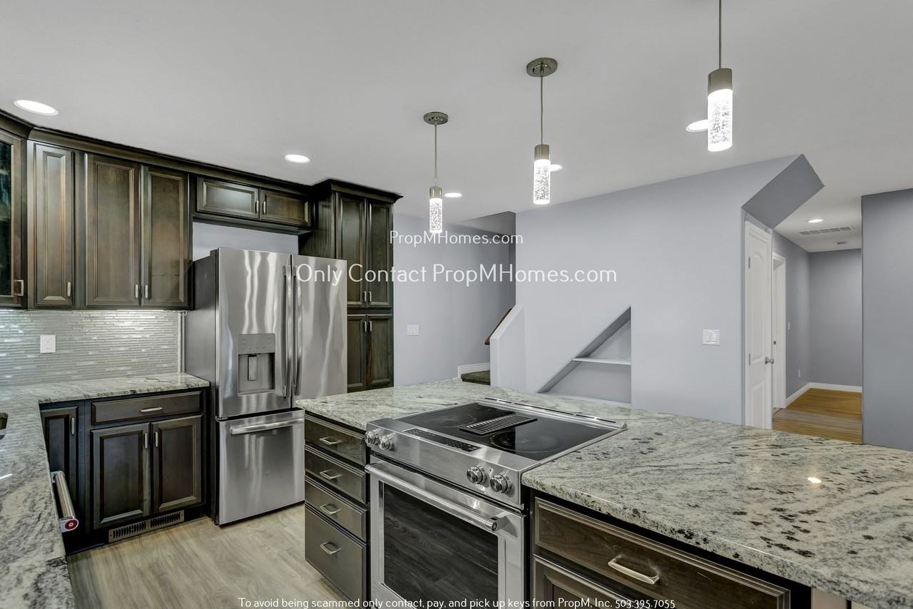 110 E Clackamas Blvd - Photo 2 of 40
