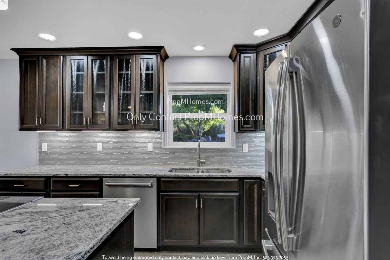 110 E Clackamas Blvd - Photo 3 of 40