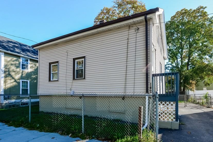 142 Stanwood St - Photo 3 of 23