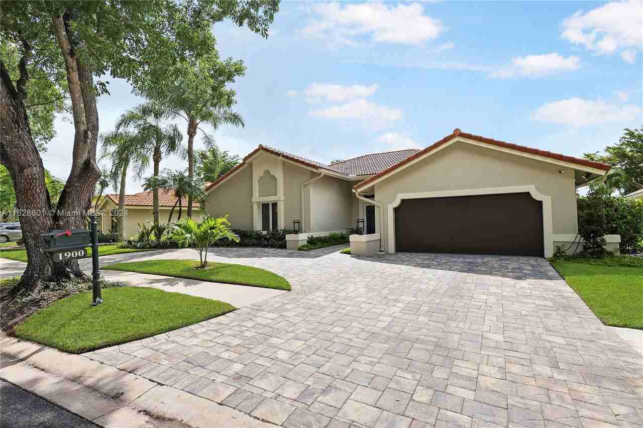 1900 Lakeshore Dr - Photo 2 of 8