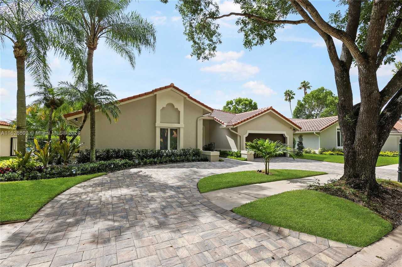 1900 Lakeshore Dr - Photo 3 of 8