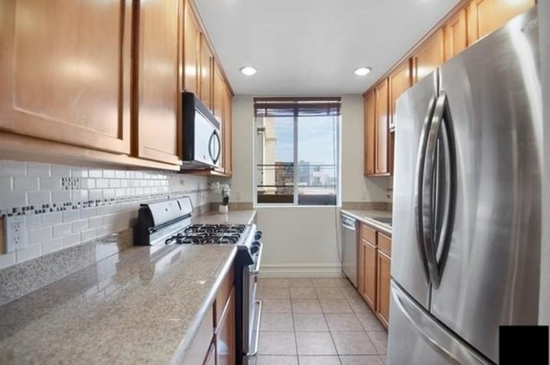 850 N Hudson Ave - Photo 4 of 11