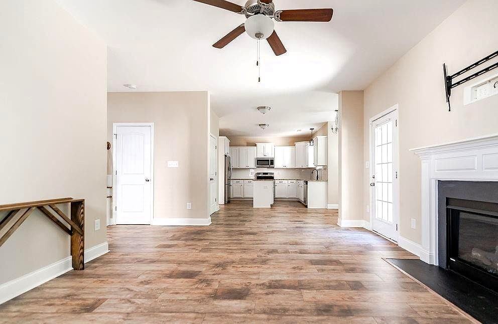 1915 Harrington Rd - Photo 3 of 35