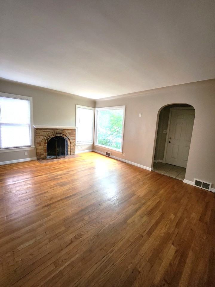 1114 Griswold St Se - Photo 2 of 20