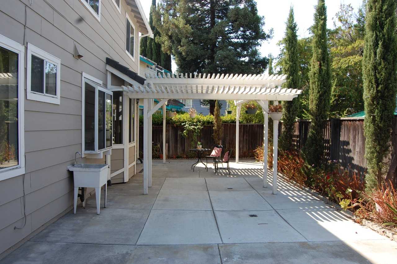 1290 Notting Hill Dr - Photo 2 of 18