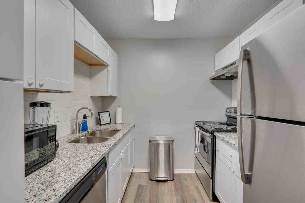 Oxford Square Apartments - Photo 4 of 33