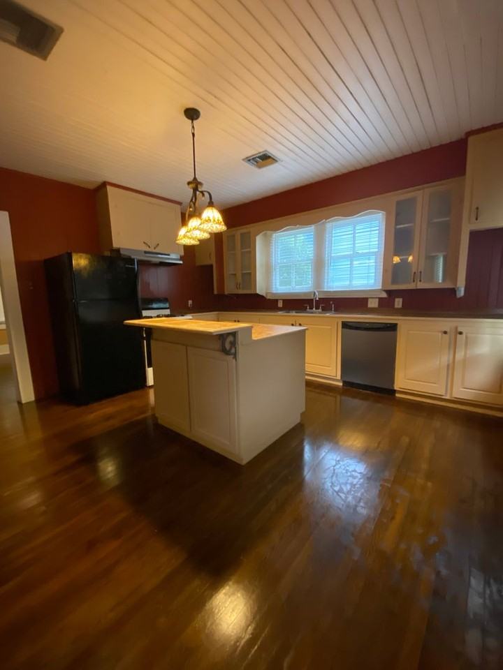 914 Saint Patrick St - Photo 5 of 10