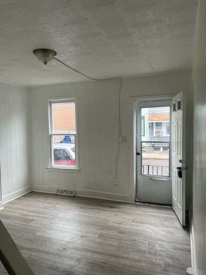 129 Hancock St - Photo 2 of 12