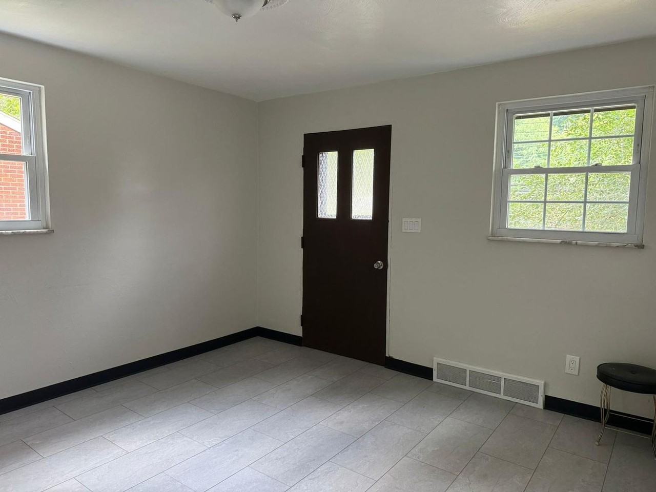 570 Long Rd - Photo 2 of 8